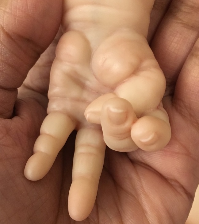 manos niños bebe reborn